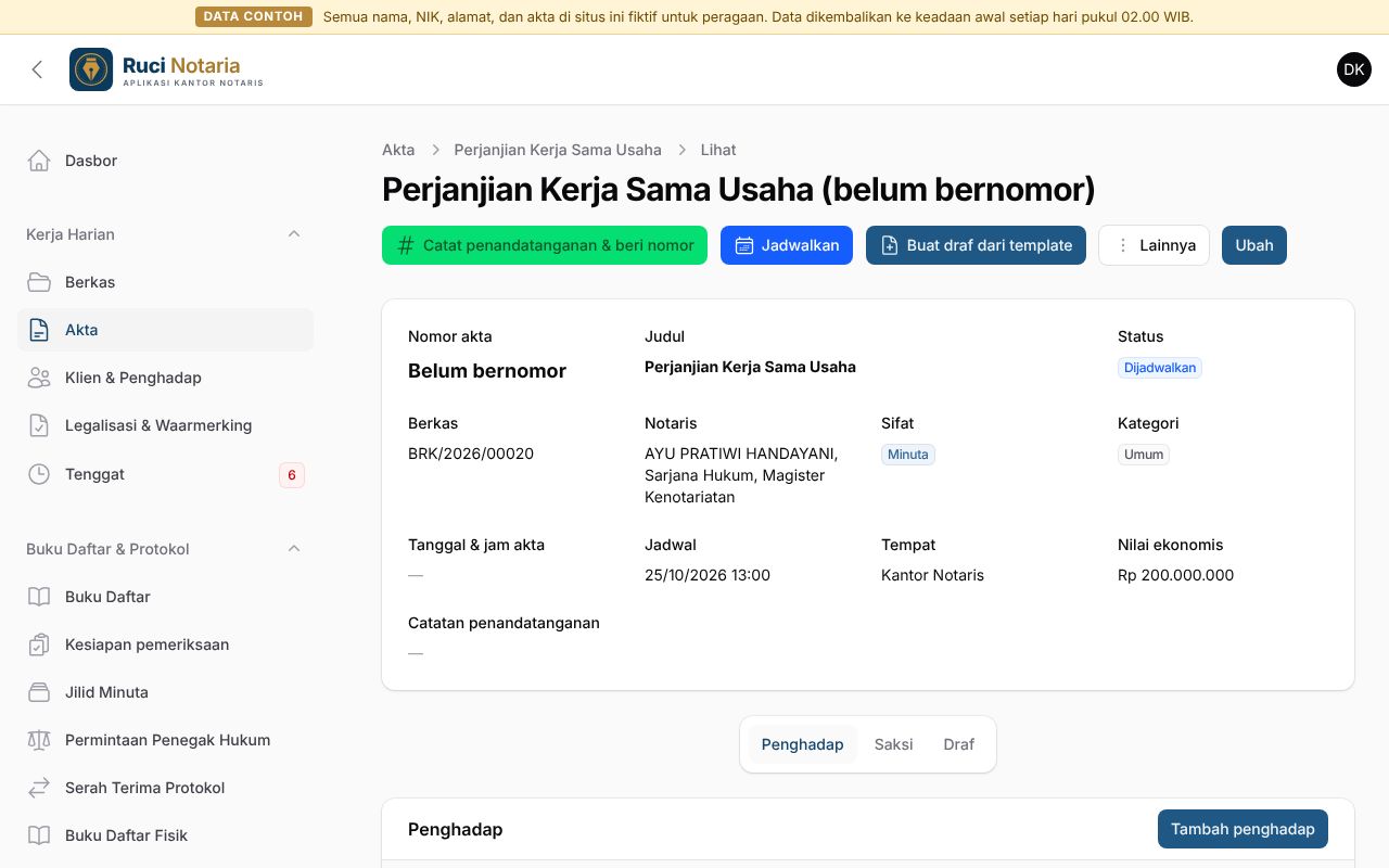Halaman akta dengan penghadap, saksi, versi draf, dan tombol tindakan